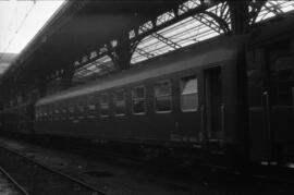 Coche de viajeros de 2ª clase BB 8669 de la serie BB 8501 a 8945 de RENFE, formando parte de una ...