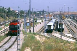 Automotor eléctrico o unidad de tren eléctrica de la serie 440 de RENFE en las vías de acceso a M...