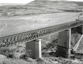 Puente metálico de tres tramos y 146 m, con vigas tipo Linville. Situado en el km 304,508 de la l...