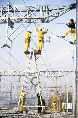 Trabajo de montaje de catenaria a la salida de Atocha