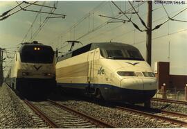 Locomotora eléctrica 252 - 003 - 9 de RENFE, remolcando una composición de Talgo Pendular, circul...