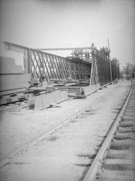 Puente sobre el Jarama en el km 45,797 de la línea de Madrid a Alicante, situado entre los términ...