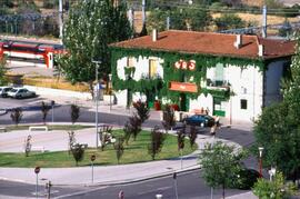 Fachada principal, correspondiente al lado de la población, de la estación de Pinar de las Rozas