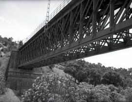 Puente metálico de un tramo y 54 m sobre el arroyo de Despeñaperros, con vigas tipo Linville, y s...