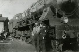 Personal ferroviario y personal militar en la estación de Zaragoza - Campo del Sepulcro
