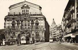 Vista general de la fachada principal del teatro Arriaga de Bilbao, y de dos tranvías