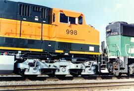 Vista parcial de las locomotoras diesel BNSF-998 (C44-9W) y BN-3125 (GP50-2), apartadas en Cicero...