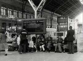 Viajeros en la estación de Madrid - Atocha
