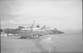Playa de la Carihuela, Torremolinos, con barcas y niños. Al fondo la pensión Santa Clara