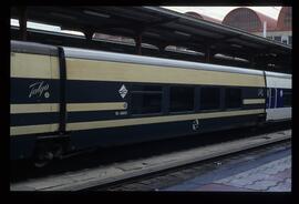 Composición de Talgo Pendular o Talgo 4 en Madrid - Chamartín, con logotipo de Largo Recorrido de...
