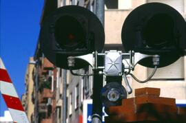 Detalle de las luces del paso a nivel con barrera en Alfafar – Benetússer, en la línea La Encina ...