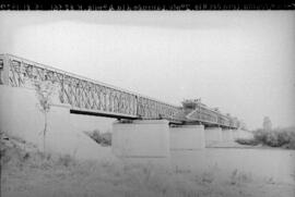 Puente sobre el río Guadalquivir a su paso por Lora del Río, en el km 82,561 de la línea Córdoba-...