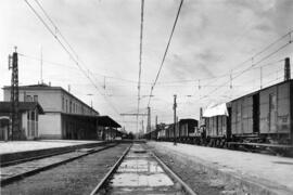 Edificio de viajeros y andenes de la estación de Vich, lado Ripoll