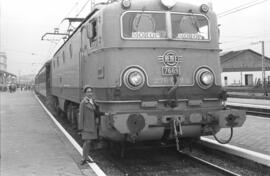 Locomotora eléctrica 276-069-2 (Ex 7669) en la estación de Vilanova i la Geltrú, remolcando el tr...