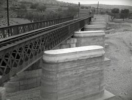 Sustitución del puente metálico existente por un puente o viaducto de hormigón de 8 tramos y 196 ...