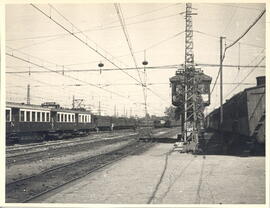 Pórtico de catenaria con señales en la estación de Madrid - Atocha