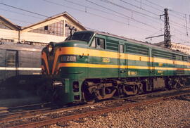 Locomotora diésel eléctrica 1820 en la estación de Príncipe Pío