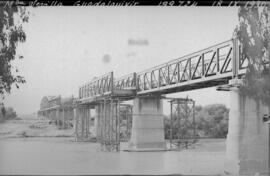 Puente sobre el Guadalquivir en el km 199,724 de la línea de Mérida a Sevilla, entre los términos...