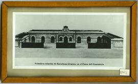 Grabado que reproduce el edificio de viajeros de la primitiva estación de la línea de Barcelona a...