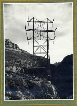 Instalación de Molinos. Torre para líneas de transmisión de 110.000 voltios