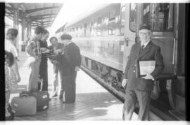 Expreso Puerta del Sol Madrid - París, remolcado por la locomotora diésel - eléctrica 333 - 070 -...