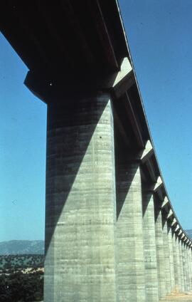 Viaducto sobre el río Guadalmez de la línea de alta velocidad Madrid - Sevilla, situado en el km ...