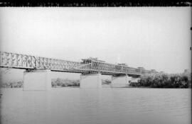 Puente sobre el río Guadalquivir a su paso por Lora del Río, en el km 82,561 de la línea Córdoba-...