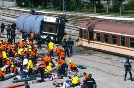 Atención a heridos y coches de viajeros en el simulacro de accidente ferroviario