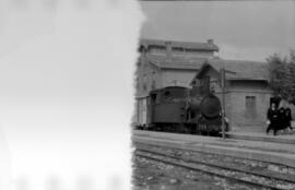 Locomotora de vapor nº4, de rodaje 1-3-0-T, en la estación de Medina de Rioseco, de los Ferrocarr...