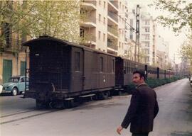 Furgón mixto de correos y equipajes del Ferrocarril de Sóller circulando por Palma en la cola de ...