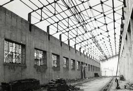 Vista parcial de un taller de hierro en construcción, perteneciente al taller de material fijo de...