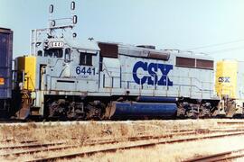 Vista de la locomotora CSX-6441 (GP40-2), apartada en Decatur, Illinois.