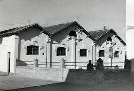 Vista de la fachada lateral del pabellón de material móvil de la estación de Valencia de Alcántar...