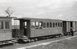 Coches de viajeros y vagón del Ferrocarril Valdepeñas a Puertollano