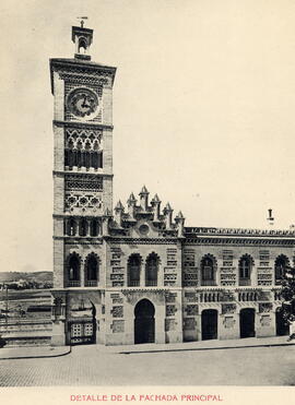 Vista de detalle de la fachada principal del edificio de viajeros de la estación de Toledo