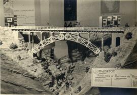 Maqueta del puente sobre el barranco del Villar, exhibida en la sala de Ingenieros de la exposici...