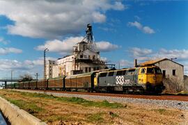 Locomotora diésel - eléctrica 333 - 007 de RENFE, fabricada por MACOSA y pintada en  amarillo y g...