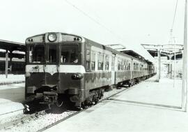 Unidad de Tren eléctrica UT 900, de la serie 439 - 001 a 032 de RENFE, detenida en la estación de...