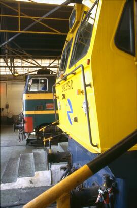 Locomotoras diésel - eléctricas de las series 319 y 333 en el interior del depósito de Orense - E...