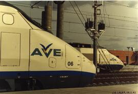 AVE serie 100 de la línea de Madrid - Sevilla detenidos en los talleres de RENFE en La Sagra (Vil...