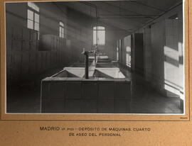 Cuarto de aseo del personal del depósito de máquinas en Madrid - Príncipe Pío