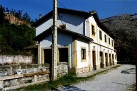 Estación de Las Caldas de Besaya de la línea de Alar a Santander, situada en el municipio de Los ...