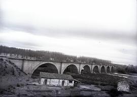 Puente de Marcilla sobre el río Aragón, en el km 111,242 de la línea de Zaragoza a Alsasua