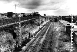 Playa de vías de la salida de la estación de Villafranca del Panadés o Vilafranca del Penedès de ...