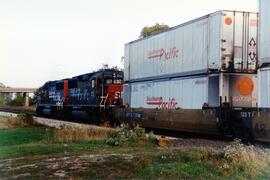 Edelstein (Illinois). Vista parcial de una composición de mercancías. En cabeza las locomotoras S...