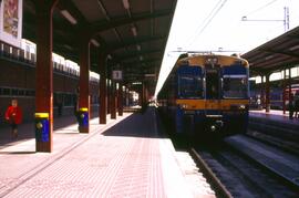 Automotor eléctrico o unidad de tren eléctrica de la serie 440 de RENFE en Madrid - Chamartín