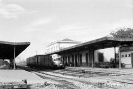 Automotor diésel 595 TAF de RENFE y material remolcado en la estación de Granada
