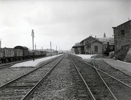 Estación de Haro. Edificio de viajeros y andenes.