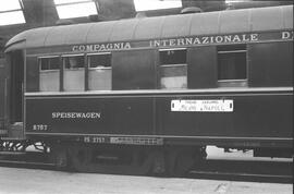 Coche - restaurante 2757 de la Compañía Internacional Wagons Lits formando parte de una composici...