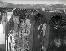 Puente metálico sobre el río Múrtigas, en el km 76,150 de la línea de Zafra a Huelva, entre los m...